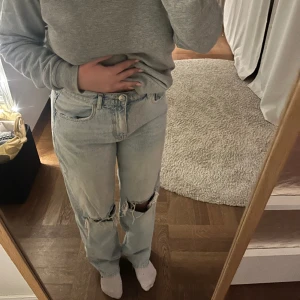 Ljusblåa byxor med hål.  - Jättefina ljusblå byxor med hål från Gina. Har använts några gånger💞