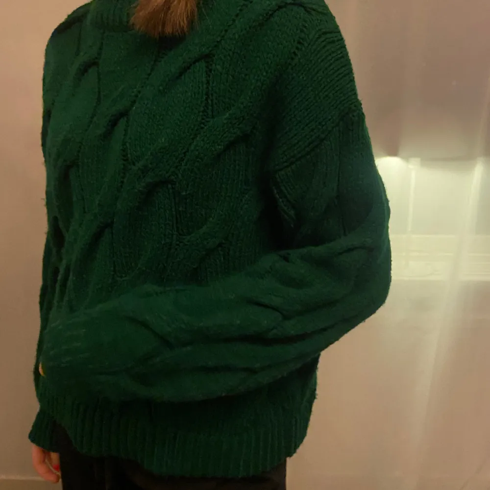 Fin mörkgrön stickad tröja! Använt fåtal gånger och är i bra skick. Normal i storlek och inga anmärkningar💓. Stickat.