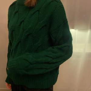 Fin mörkgrön stickad tröja! Använt fåtal gånger och är i bra skick. Normal i storlek och inga anmärkningar💓