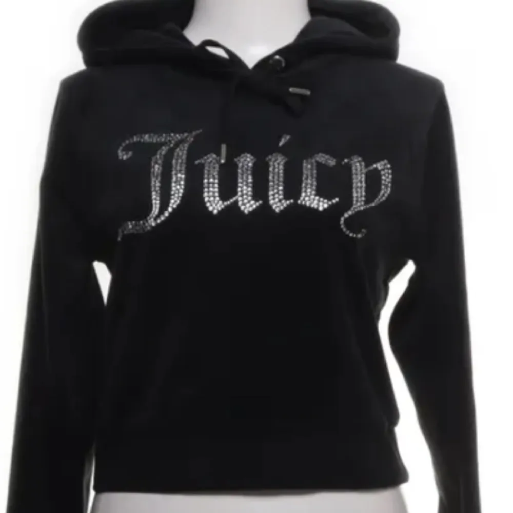 Säljer juicy tröja för jag inte använder den den är i storlek S kan också tänka mig byta den emot nått. . Hoodies.