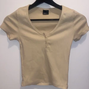Ribbad topp - En beige ribbad topp, från Gina tricot i stl xxs.
