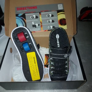 Heelys - Helt nya heelys i storlek 34. Aldrig använda.  Köpare betalar frakten. 