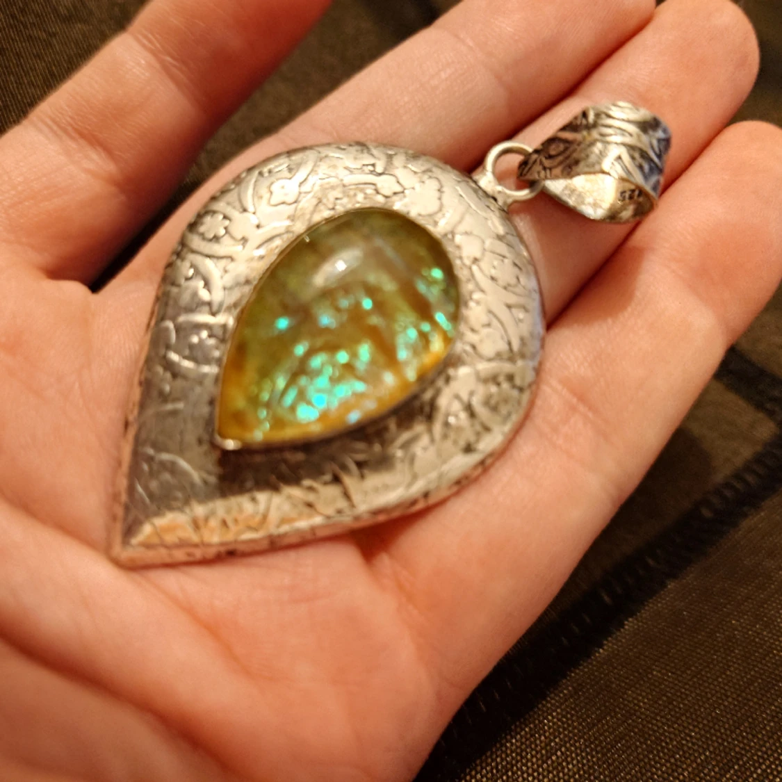 Droppformad opal i silver hänge till halsband