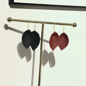 Örhängen i läder - Örhängen i äkta läder. Lädret finns i röd, svart och beige. Du kan få dom både silvriga och guldiga Frakten ligger på 20kr