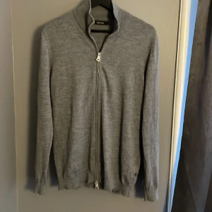Full zip 100% merinoull-Matinique  - Hej jag säljer min full zip från matinique då den kommer till lite användning.Tröjan är i 100% merinoull utan några defekter. Den är M men sitter mer som S. Ny pris 1499kr