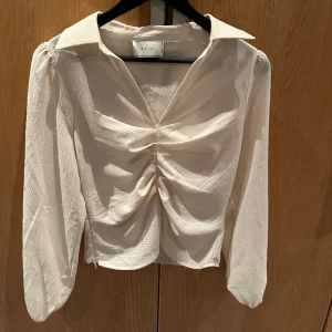 Neo Noir blus - Säljer denna jätte fina neo Noir blus som är Max använd 2 gånger, säljer för den är för liten nu för mig.