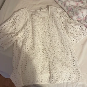 Fin blus  - Säljer denna fina blus från Jdy för 120kr+ frakt (pris kan diskuteras) storlek L men passar mig som är xs-s super fin !!!