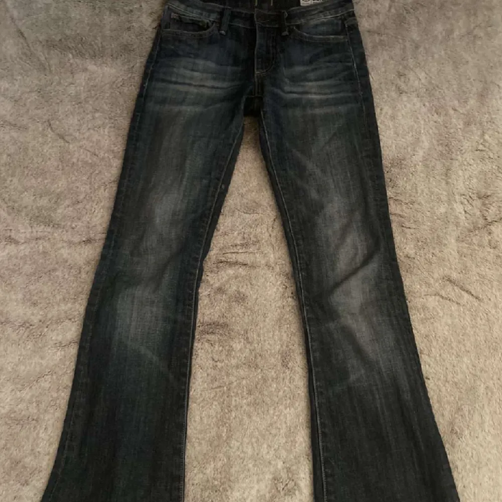 säljer mina käraste lowwaist bootcut crocker jeans då dom är för små i midjan på mig💛 dom har inga alls skador och är i jättebra skick. Midjemått är 33cm rakt över. Dom är i storlek 25/32. (Inte EU mått).. Jeans & Byxor.