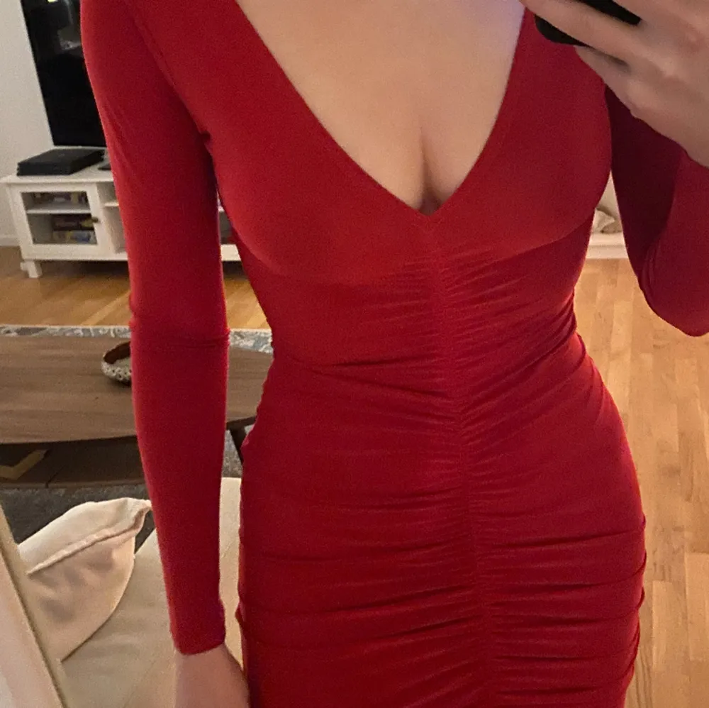 Röd klänning i storlek 34, använd 1 gång, nyskick!❤️. Klänningar.