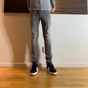 Jack n Jones jeans - Tja säljer du dessa feta Jack n Jones jeans i modellen slim Glenn. Dem är i bra skick men har använt dem hyfsat mycket skick 8/10. Nypris 800 kom med bud, storlek 28/30. Fraktar spårbart via postnord eller möts upp i Stockholm📦