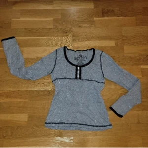 Topp -  Superfin topp från Lindex i storlek 146. I jättefint skick. 💕 pris går att diskutera vid snabb affär