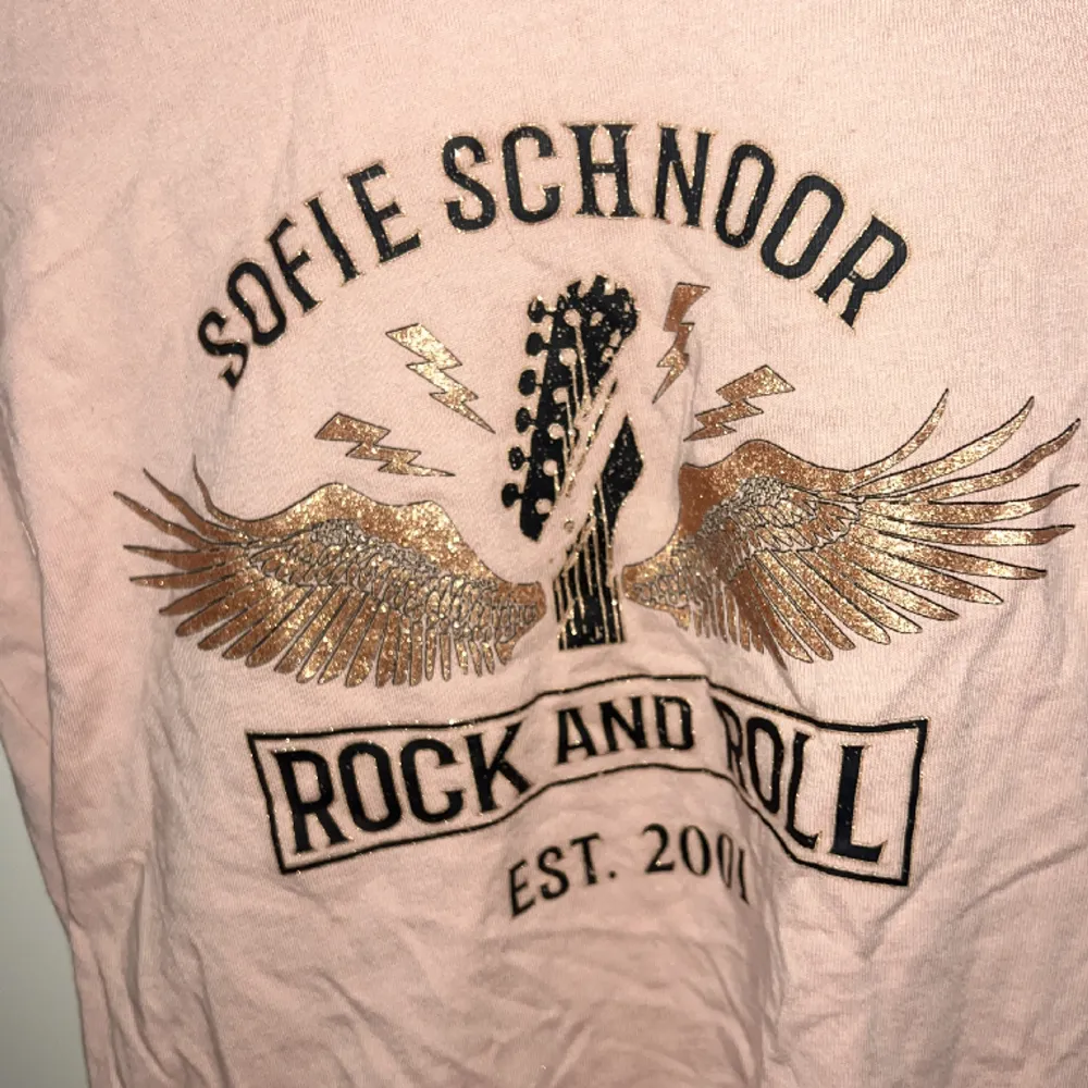 en fin sofie schnoor t-shirt med fint tryck i mitten, använd fåttal gånger och bra skick, kontakta om intresse finns!. T-shirts.
