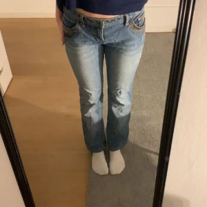 Snygga low Waits jeans - Ett par jättefina jeans i bra skick. Har knappt använt eftersom att de var lite för korta på mig (jag är 164). Ifall ni har frågor kan ni skriva i kommentarerna!💕💕