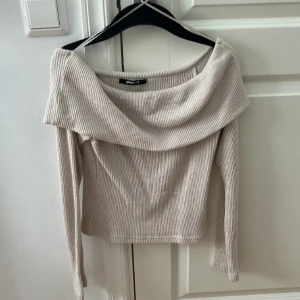 Gina tröja - Väldigt skönt material och användt ett få tal ggr.  150kr inklusive frakt