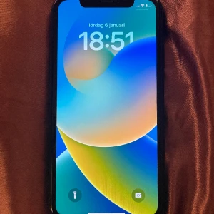 iPhone Xr - iPhone Xr inköpt 2021. Inga sprickor eller bucklor finns. 64gB. Batterihälsan ligger på 82% och telefonen är nollställd. Medföljer även 6st mobilskal! 