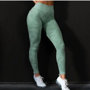 Gymshark adapt camo  - Högmidjade gröna tights från Gymshark med liten ”scrunch” i rumpan. Väldigt följsamma träningsbyxor som gör både midja och rumpa väldigt smickrande!🍑