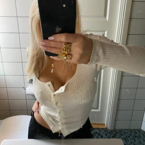 fin topp - supersöt ribbstickad tunn topp med knappar💕