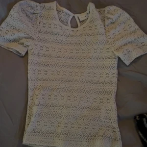 söt topp - sååå fin topp från vila, säljer pga att den inte kommer till användning. köpt i somras ❤️