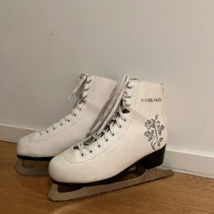 Skridskor - Då konståkningsskridskorna har blivit försmå säljer jag dem nu till ett bra pris! Storlek 36 men kan passa 35 och 37 också!  Skriv privat för fler bilder! 