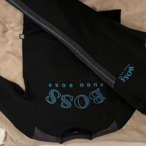 Hugo boss sett, blå/svart äkta! - Hugo boss sett, använd 2-3 gånger orginal lapparna finns kvar köpt på NK i Stockholm 2019 stor efterfrågan på just den här Hugo boss dressen, helt ny där av är priset 2000kr påse och förpackning finns oxå orginal. Storlek Xs passar oxå S fraktar över Swe