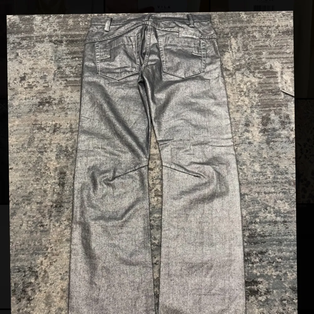 Så coola o snygga låga raka jeans i silvermetall färg. Superbra skick🤍  MÅTT: 42x105x20. Jeans & Byxor.