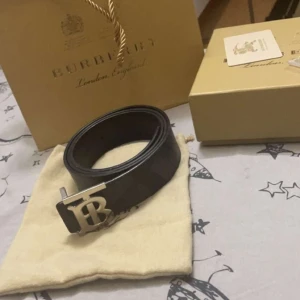 Burrberry bälte - Säljer min burrberry bälte för jag fick en ny i födelsedagspresent som jag använder istället 