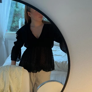 Blus zara - Snygg blus från zara, älskar verkligen den passar till allt. Därav priset💌 är vanligtvis S men M passar mig, den är även elastisk och kan passa flera kroppstyper