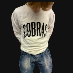 VIT TRÖJA MED TRYCK  - Snygg vit tröja med tryck! Köpt i Luxemburg så du träffar nog inte på någon med likadan! Kostade 1299 kr nypris! Skitsnygg och passar till allt! I bra skick! 