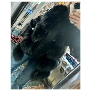 Äkta pälsväst XS/S lyxig pälsväst  - I väldigt fint skick! Tvättbjörn, samt krage av kanin päls.  Lyxig väst.  Snygg över skinnjacka  