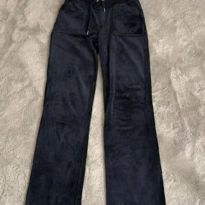 Juicybyxor - Ett par fina byxor, betalning via swich. De kostar 1200kr. Fina inte slitna inte så använda. Mörk blåa. Det är mer som S än xs.