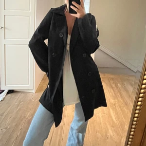 Trenchcoat - Säljer min svarta trenchcoat som är perfekt nu till våren! Inga skador och knappt använd! Skriv för fler bilder! 