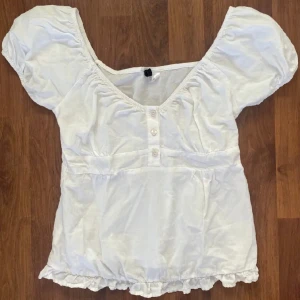Topp från H&M - Slutsåld topp från h&m! Strl xs men passar även s då den är stretchig, aldrig använd❤️