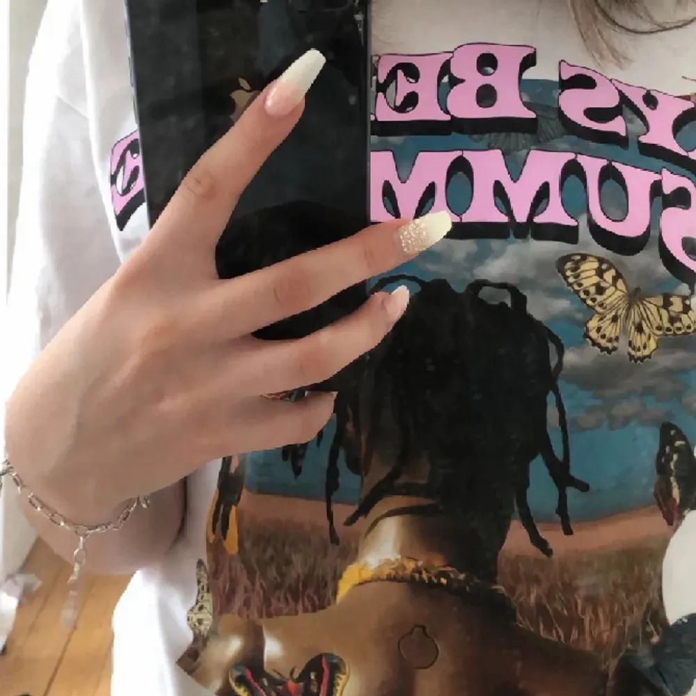 Skit fet Tshirt med tryck av Travis scott. Den är i storlek xs men är större i storleken så mer som en S/M, den är tyvärr inte lika stark i färgerna som första bilden då den har använts och tvättas men ändå så fin🤍. T-shirts.