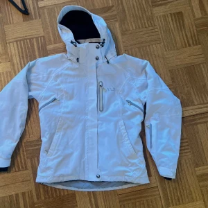 Skidjacka SOS Sportswear of Sweden ,  - SOS Sportswear of Sweden , damjacka med luva , vit, stl 38, 