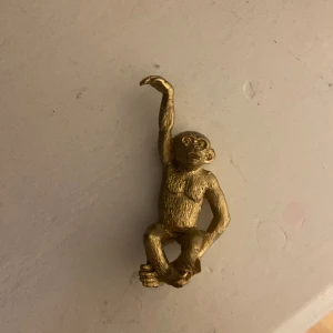 Apa  - Säljer denna prydnads apan då den inte används längre, pris kan diskuteras och den har ingen skada❣️ hör av er vid frågor mm💕 Nypris 69kr