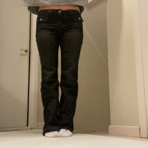 H&M jeans - Säljer dessa jeans från H&M då de inte kommer till användning. Köpta här på plick, men jag har sprättat ner bena och  de går ner till glovt på mig som är 1,68💕Skriv vid funderingar💕💕