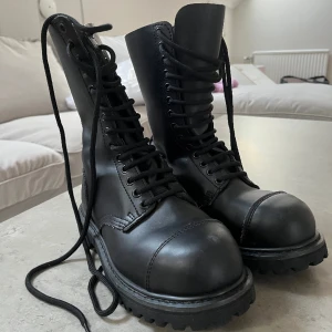 Phantom kängor stl 38 - Phantom kängor i stl 38. Sparsamt använda, inget slitage, märken osv.  Med stålhätta! 