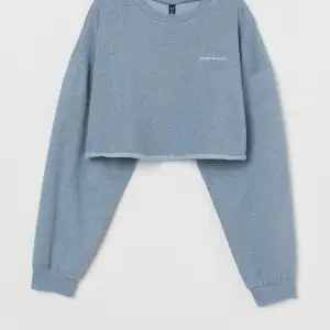 En blå croppad sweatshirt från H&M i storlek XS. Ganska kort men är i mycket bra skick. 