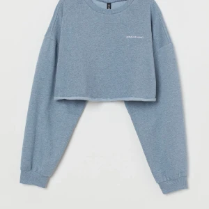 Croppad sweatshirt  - En blå croppad sweatshirt från H&M i storlek XS. Ganska kort men är i mycket bra skick. 