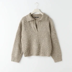 Gina Tricot Lottie stickad tröja - Beige stickad tröja med krage. Köpt här på plick men säljer då den inte kommer till så mycket användning. 