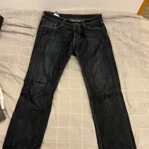 Levis jeans, mörkblå i storlek 33/32. De är i väldigt bra skick.