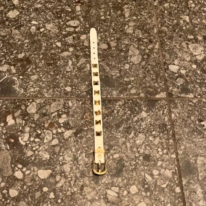 Valentino Armband Vit - Helt nyskick! Riktigt schysst armband i färgen vit.  Passar både tjejer och killar.  Skriv för fler frågor.