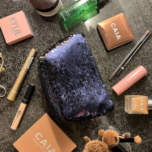 Necessär Rebel  - Så fin egensydd necessär med paljetter och dragkedja, rymmer allt du behöver!!❣️❣️