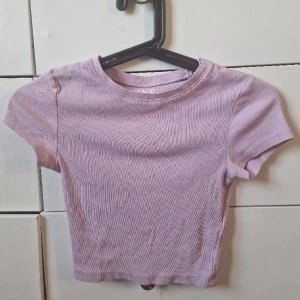 Detta är en skön lila tröja ifrån FSBN SISTER! 💗 - Detta är en skön tröja! Den är inte super kort och den är ljus lila! Storlek XXS. Hoppas du vill köpa! 💗