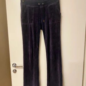Mjukisbyxor Juicy Couture strl S! - Mjukisbyxor i använt skick från Juicy Couture. Normala i storlek. Färgen är mörkblå. De är lite slitna längst ner på byxan baktill och säljes därför billigt. 