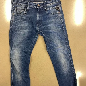 REPLAY JEANS - Snygga replay jeans i din tvätt, lite stretchiga. Kill modell. 
