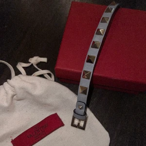 Valentino armband - Bra skick Grå/blå färg med guld detaljer.