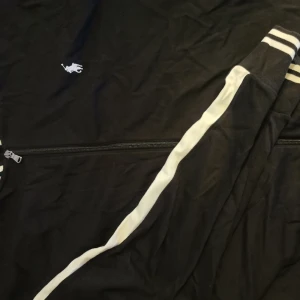 Polo Ralph Lauren  - Säljer den här jättefina koftan för bra pris. Säljer den för att den är för stor. Pris går att diskutera och nypris ligger på mer än 1500.