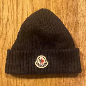 Tja säljer denna Moncler beanie. Skick:9/10 utan några tecken på användning. Nypris:1500