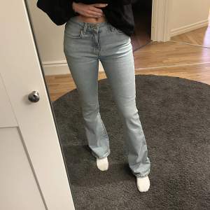 Ljusblåa bootcut jeans med låg midja från Gina, knappt använda